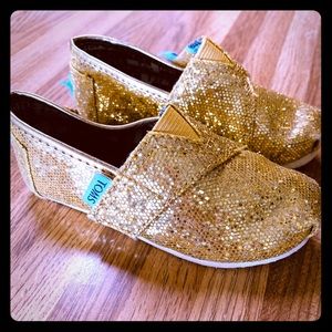 Kids Toms slip ons. Size T5